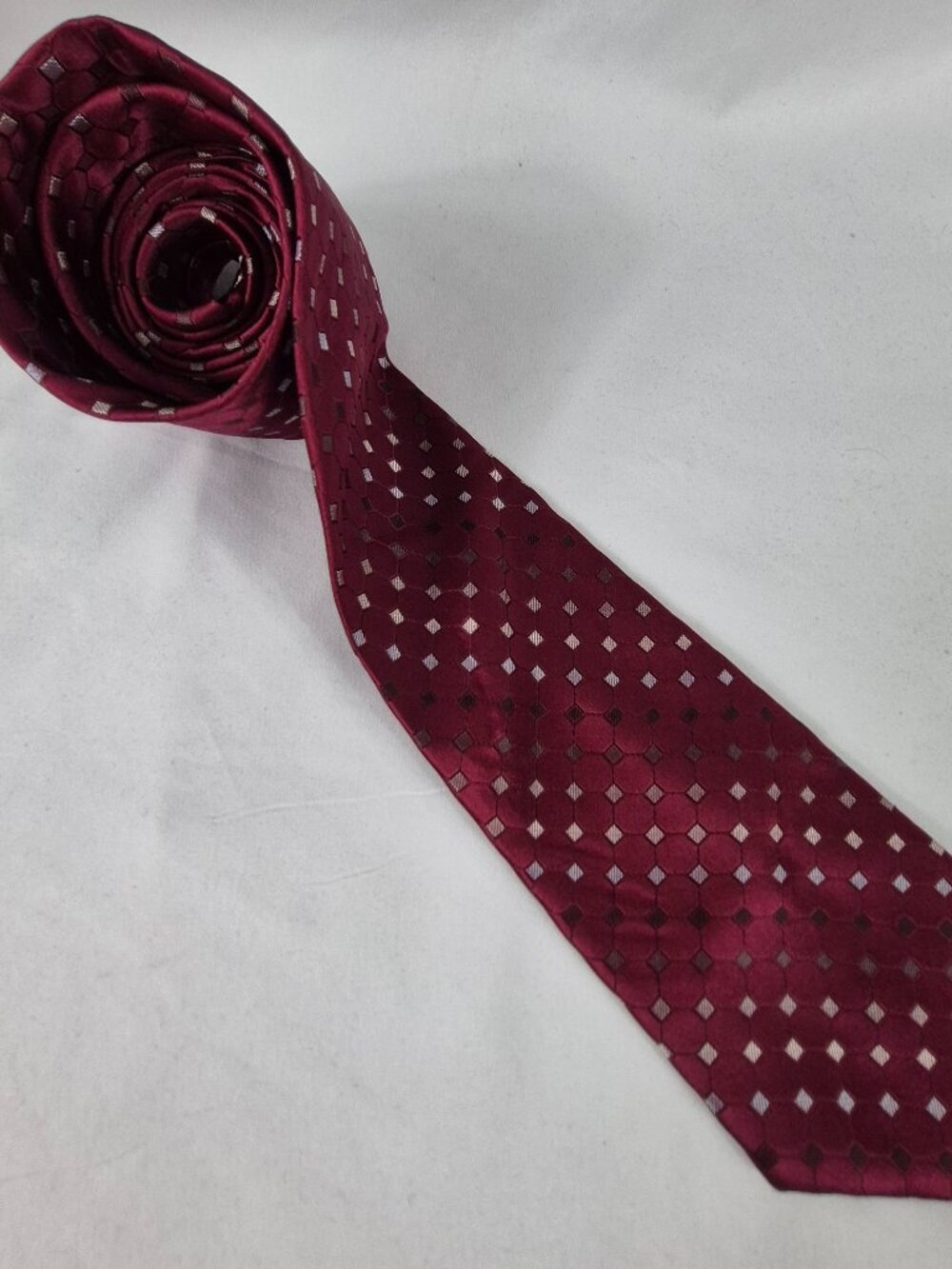 Van Heusen Men's 100% Silk Tie Burgundy Geometric 59"L x 3.5"W